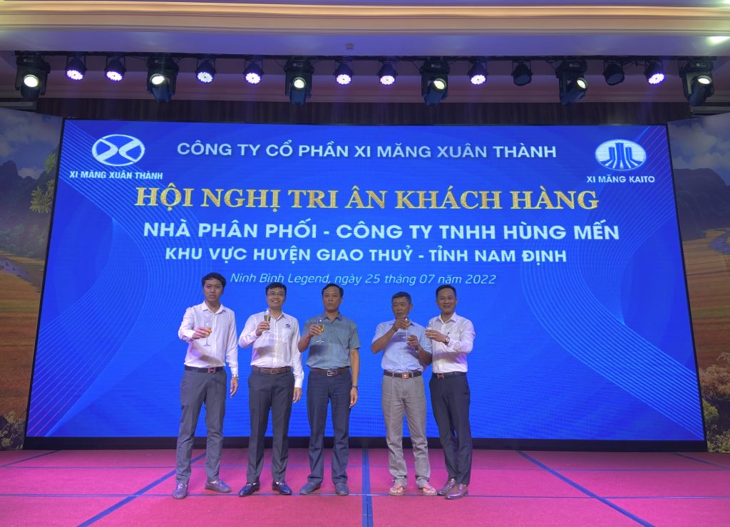 Đại diện Xi măng Xuân Thành và NPP Hùng Mến nâng ly khai tiệc