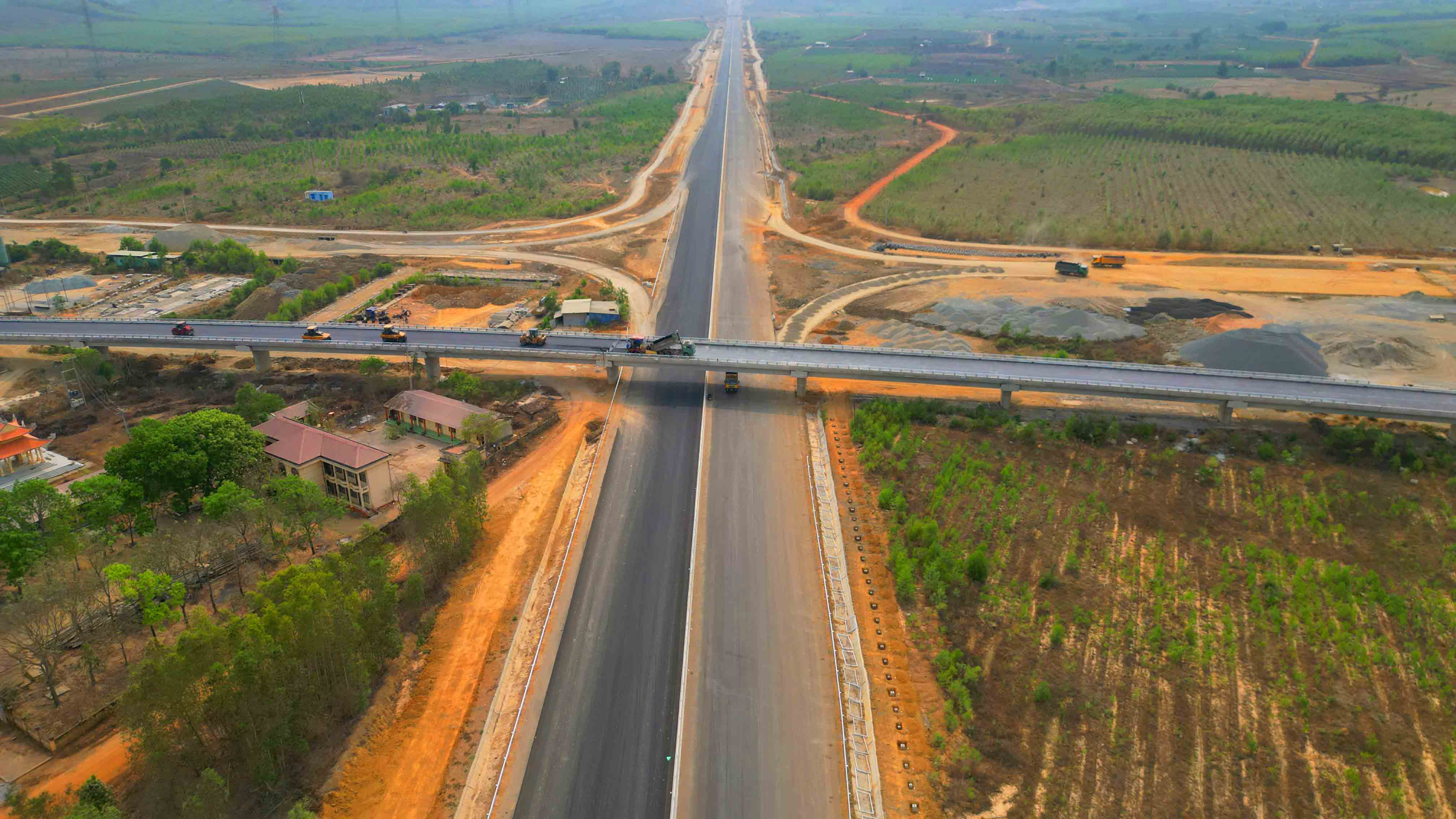 8. North-South Expressway section Phan Thiet - Dau Day